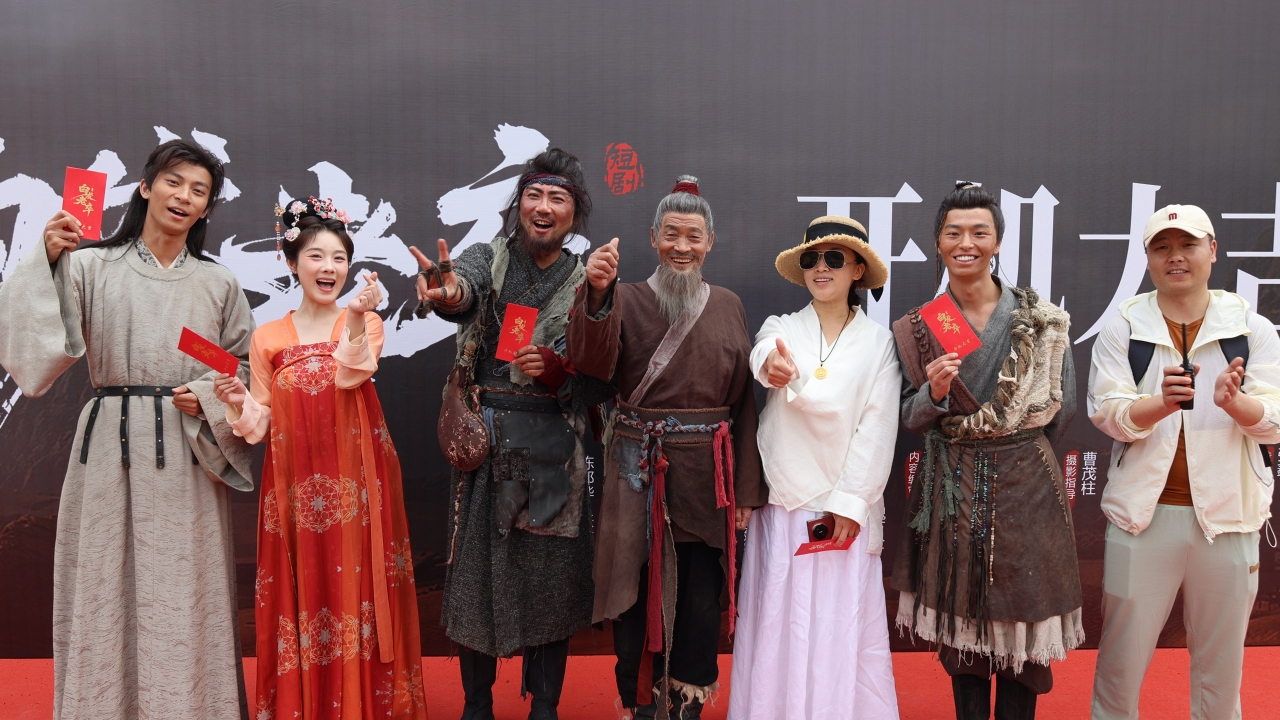 網(wǎng)絡(luò)短劇《白發(fā)老卒》開機(jī)儀式蘭州水墨丹霞景區(qū)舉行